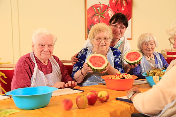 Senioren am Tisch bereiten Obst vor