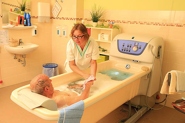 Senior beim Baden